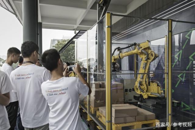 工业机器人助力中国打造"未来工厂" 外国网友:太酷了!