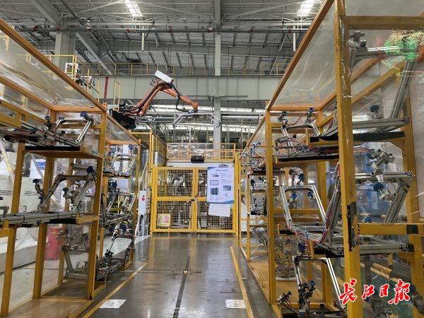 工业机器人上楼空中无人化生产线让这家工厂向上生长出500多平方米